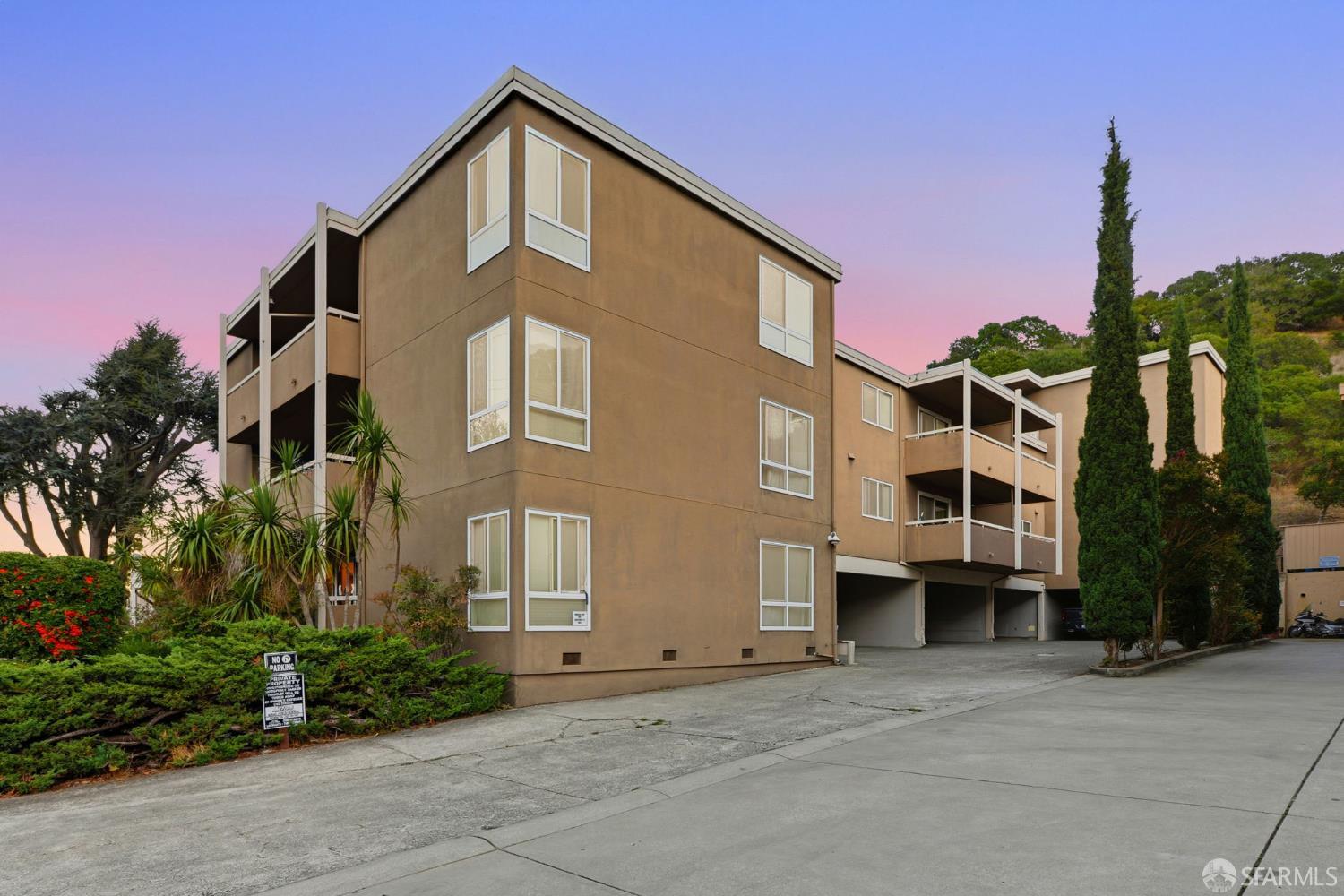 Detail Gallery Image 9 of 25 For 2421 Carlmont Dr, Belmont,  CA 94002 - – Beds | – Baths