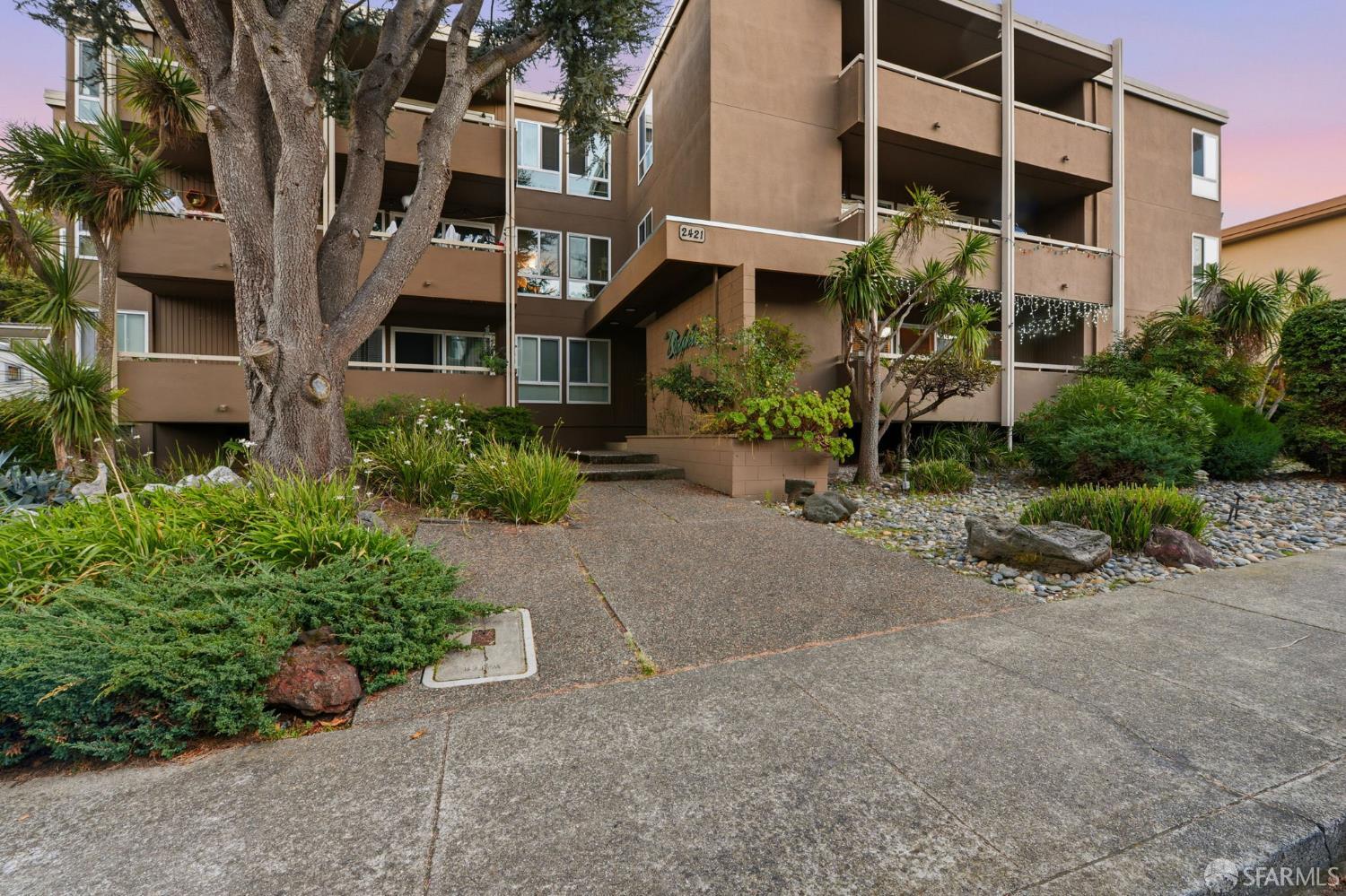 Detail Gallery Image 6 of 25 For 2421 Carlmont Dr, Belmont,  CA 94002 - – Beds | – Baths