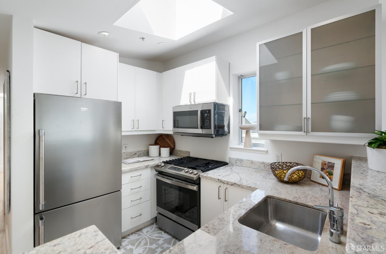 Detail Gallery Image 8 of 29 For 2315 Van Ness Ave #7,  San Francisco,  CA 94109 - 2 Beds | 1/1 Baths