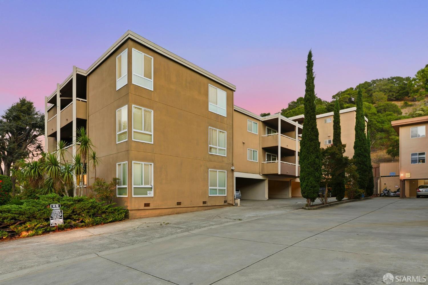 Detail Gallery Image 10 of 25 For 2421 Carlmont Dr, Belmont,  CA 94002 - – Beds | – Baths