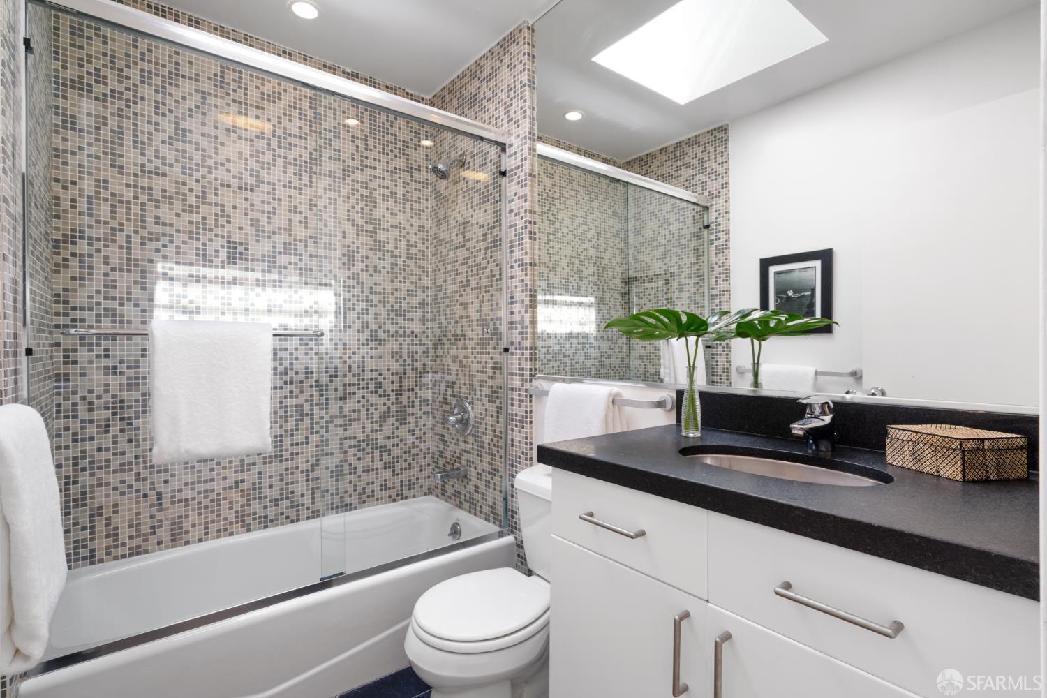 Detail Gallery Image 13 of 29 For 2315 Van Ness Ave #7,  San Francisco,  CA 94109 - 2 Beds | 1/1 Baths