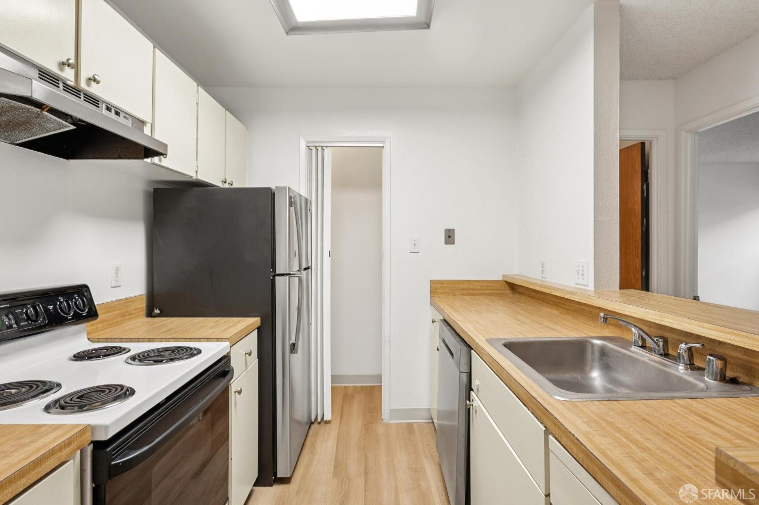 Detail Gallery Image 9 of 25 For 223 Boardwalk Ave #B,  San Bruno,  CA 94066 - 1 Beds | 1 Baths