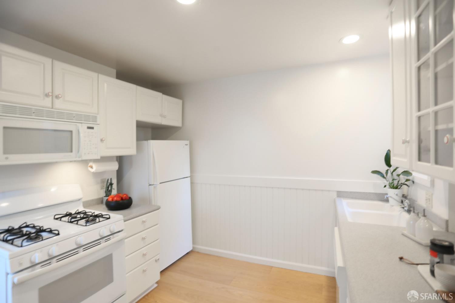 Detail Gallery Image 11 of 31 For 136 Downey St, San Francisco,  CA 94117 - – Beds | – Baths