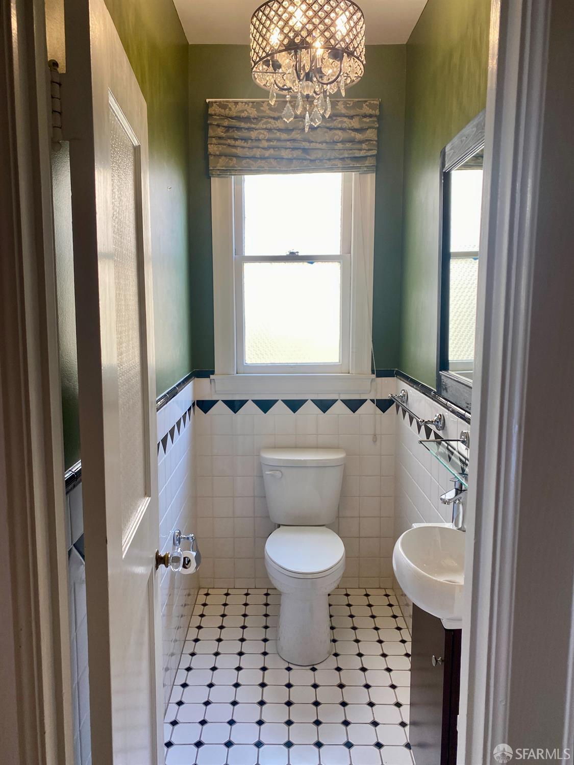 Detail Gallery Image 4 of 30 For 189 Commonwealth Ave #3,  San Francisco,  CA 94118 - 3 Beds | 1/1 Baths