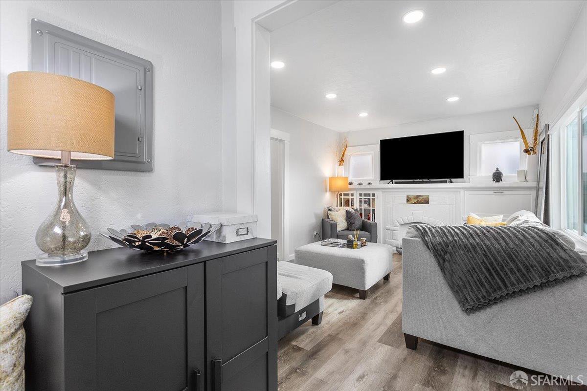 Detail Gallery Image 3 of 28 For 6672 Brann St, Oakland,  CA 94605 - 2 Beds | 1 Baths