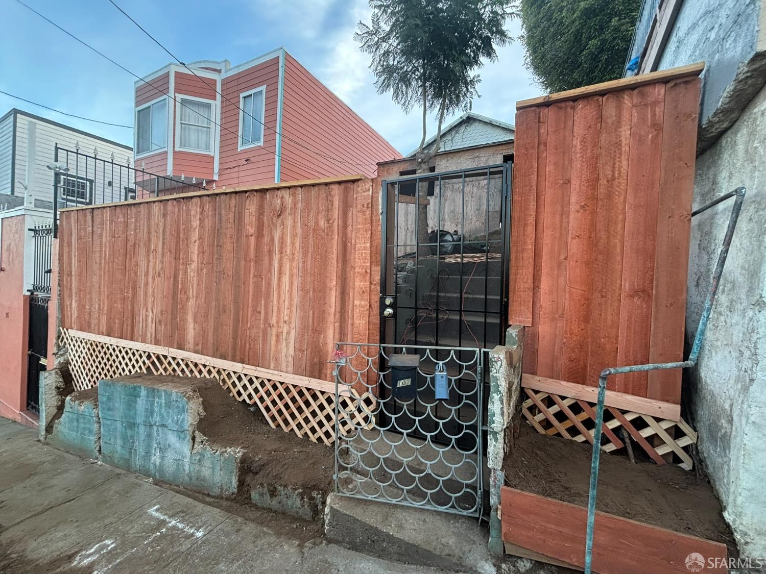 Detail Gallery Image 3 of 29 For 107 Dwight St, San Francisco,  CA 94134 - 2 Beds | 1 Baths