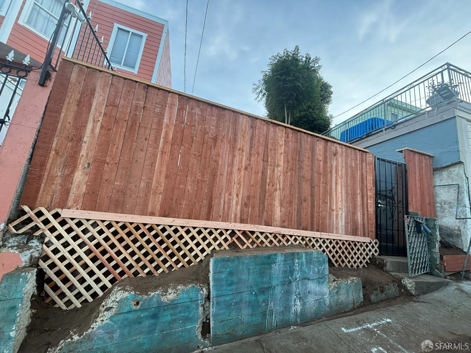 Detail Gallery Image 2 of 29 For 107 Dwight St, San Francisco,  CA 94134 - 2 Beds | 1 Baths