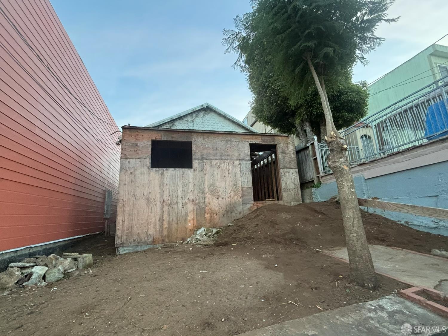 Detail Gallery Image 4 of 29 For 107 Dwight St, San Francisco,  CA 94134 - 2 Beds | 1 Baths