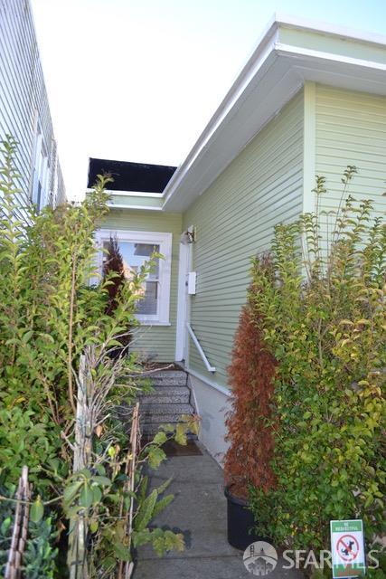 Detail Gallery Image 3 of 6 For 329 Faxon Ave, San Francisco,  CA 94112 - 2 Beds | 1 Baths