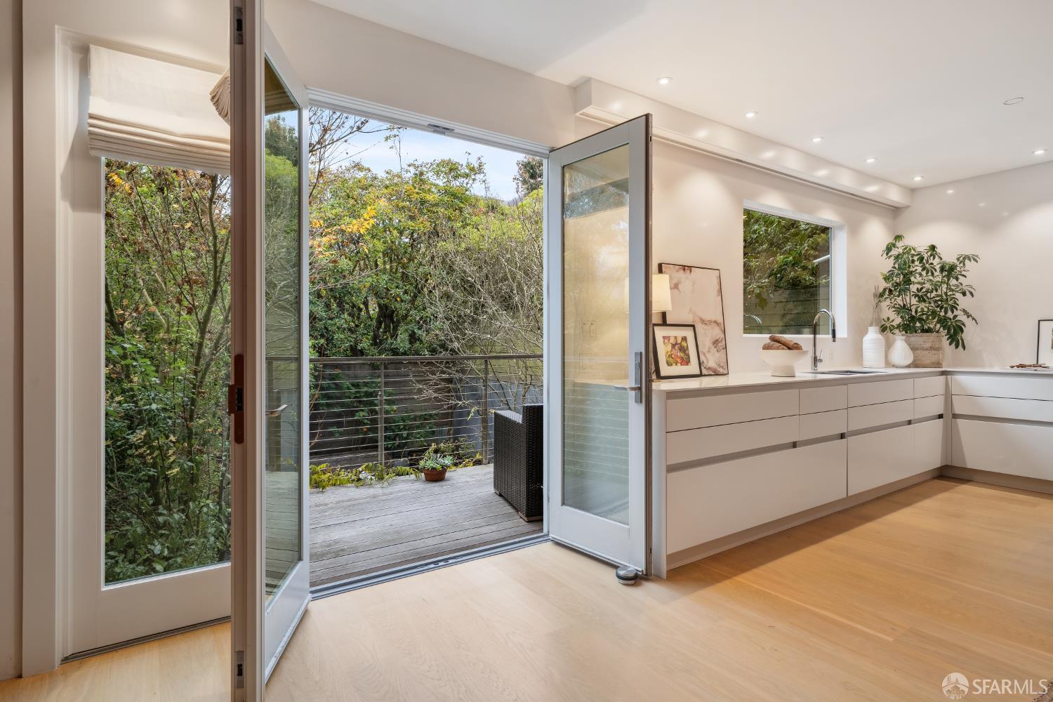 Detail Gallery Image 23 of 91 For 2550 Baker St, San Francisco,  CA 94123 - 5 Beds | 4/1 Baths