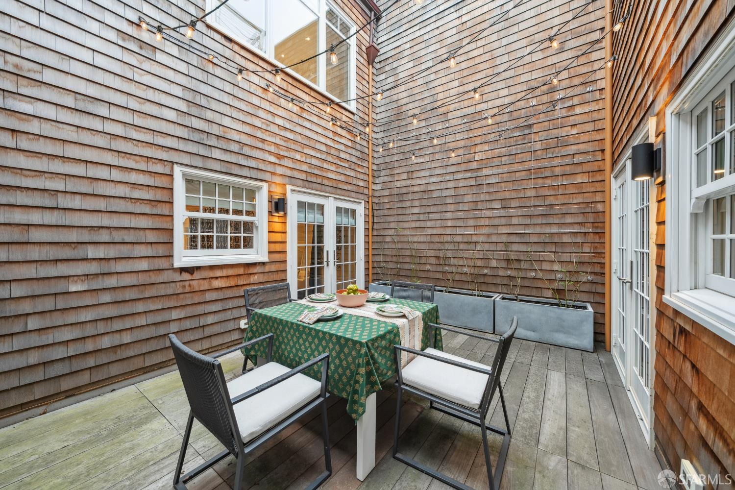 Detail Gallery Image 16 of 91 For 2550 Baker St, San Francisco,  CA 94123 - 5 Beds | 4/1 Baths