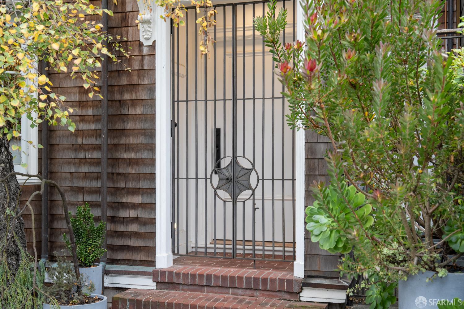 Detail Gallery Image 3 of 91 For 2550 Baker St, San Francisco,  CA 94123 - 5 Beds | 4/1 Baths