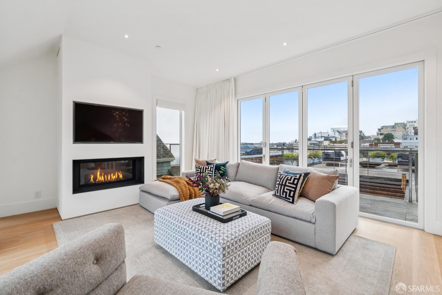 Detail Gallery Image 61 of 91 For 2550 Baker St, San Francisco,  CA 94123 - 5 Beds | 4/1 Baths