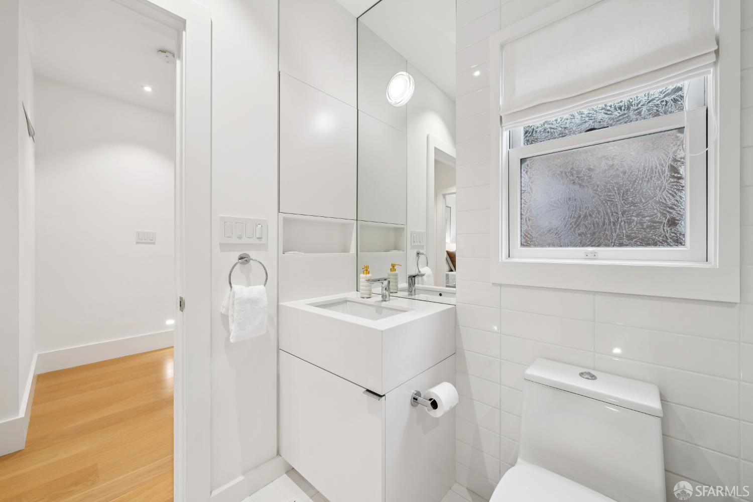 Detail Gallery Image 30 of 91 For 2550 Baker St, San Francisco,  CA 94123 - 5 Beds | 4/1 Baths