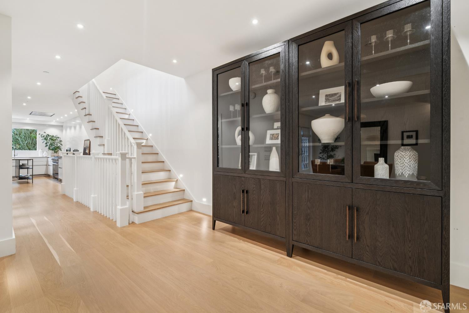 Detail Gallery Image 13 of 91 For 2550 Baker St, San Francisco,  CA 94123 - 5 Beds | 4/1 Baths