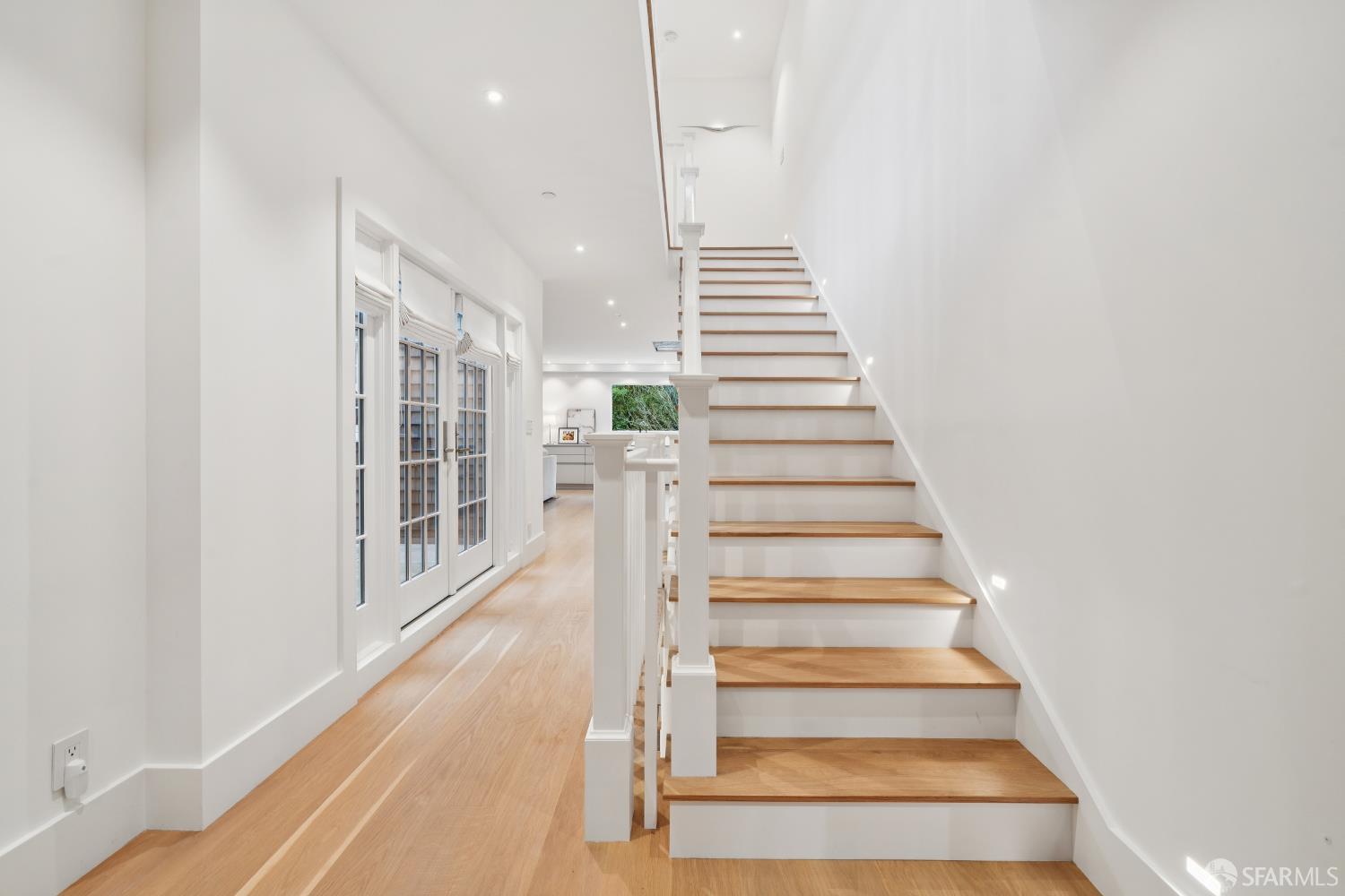 Detail Gallery Image 15 of 91 For 2550 Baker St, San Francisco,  CA 94123 - 5 Beds | 4/1 Baths