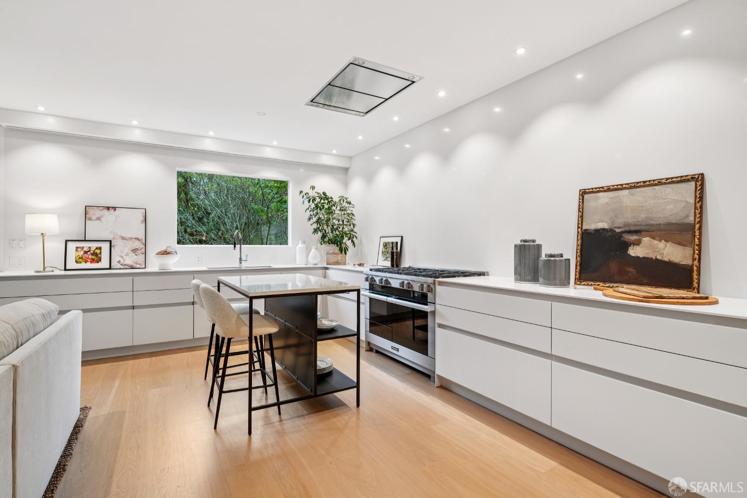 Detail Gallery Image 18 of 91 For 2550 Baker St, San Francisco,  CA 94123 - 5 Beds | 4/1 Baths