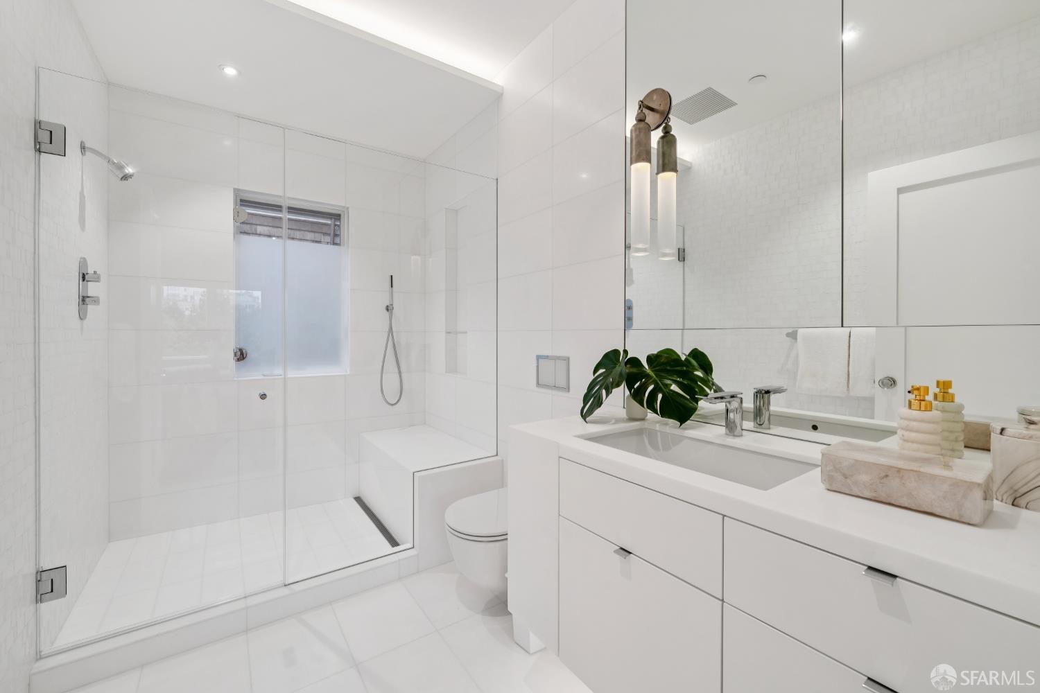 Detail Gallery Image 34 of 91 For 2550 Baker St, San Francisco,  CA 94123 - 5 Beds | 4/1 Baths