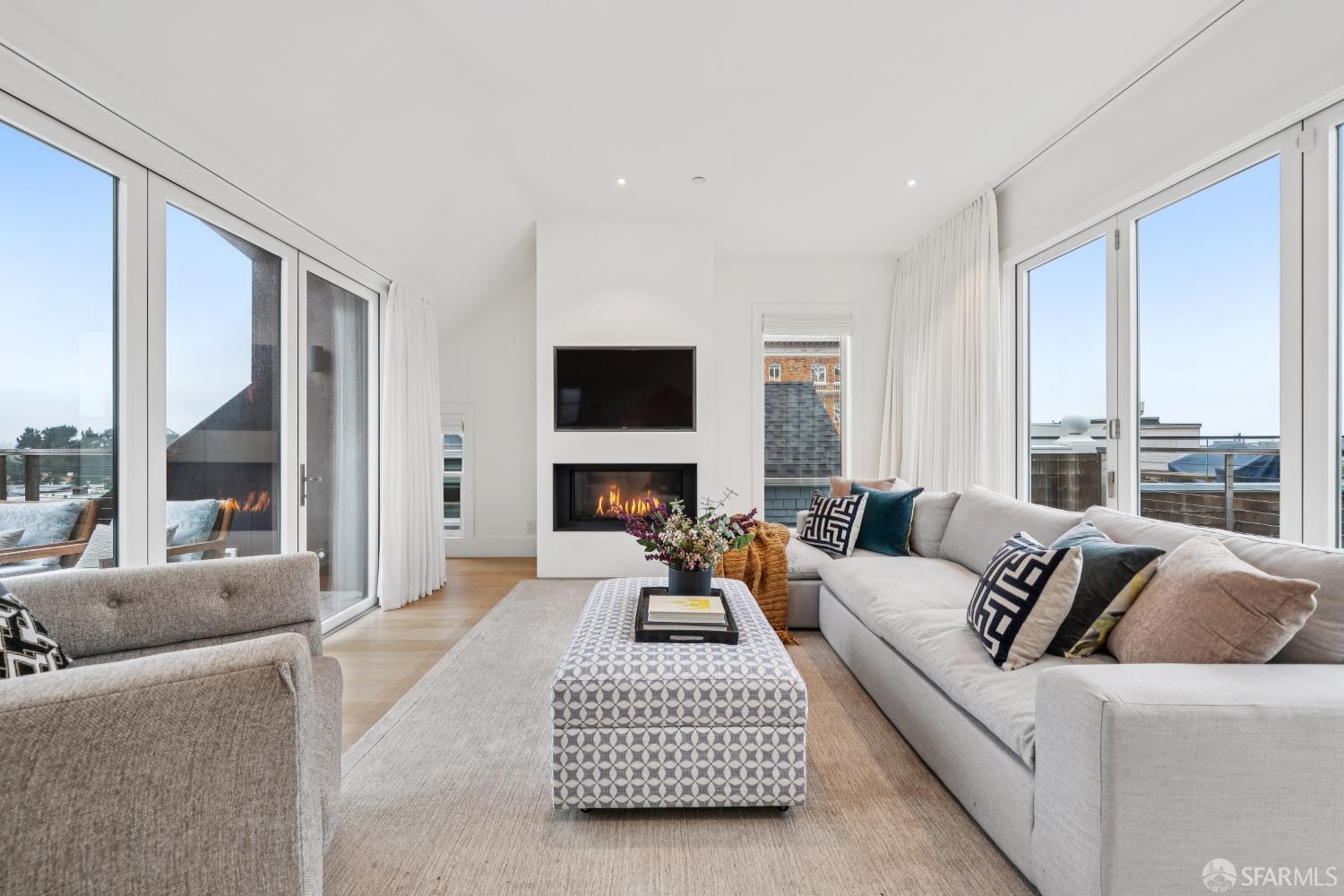 Detail Gallery Image 60 of 91 For 2550 Baker St, San Francisco,  CA 94123 - 5 Beds | 4/1 Baths