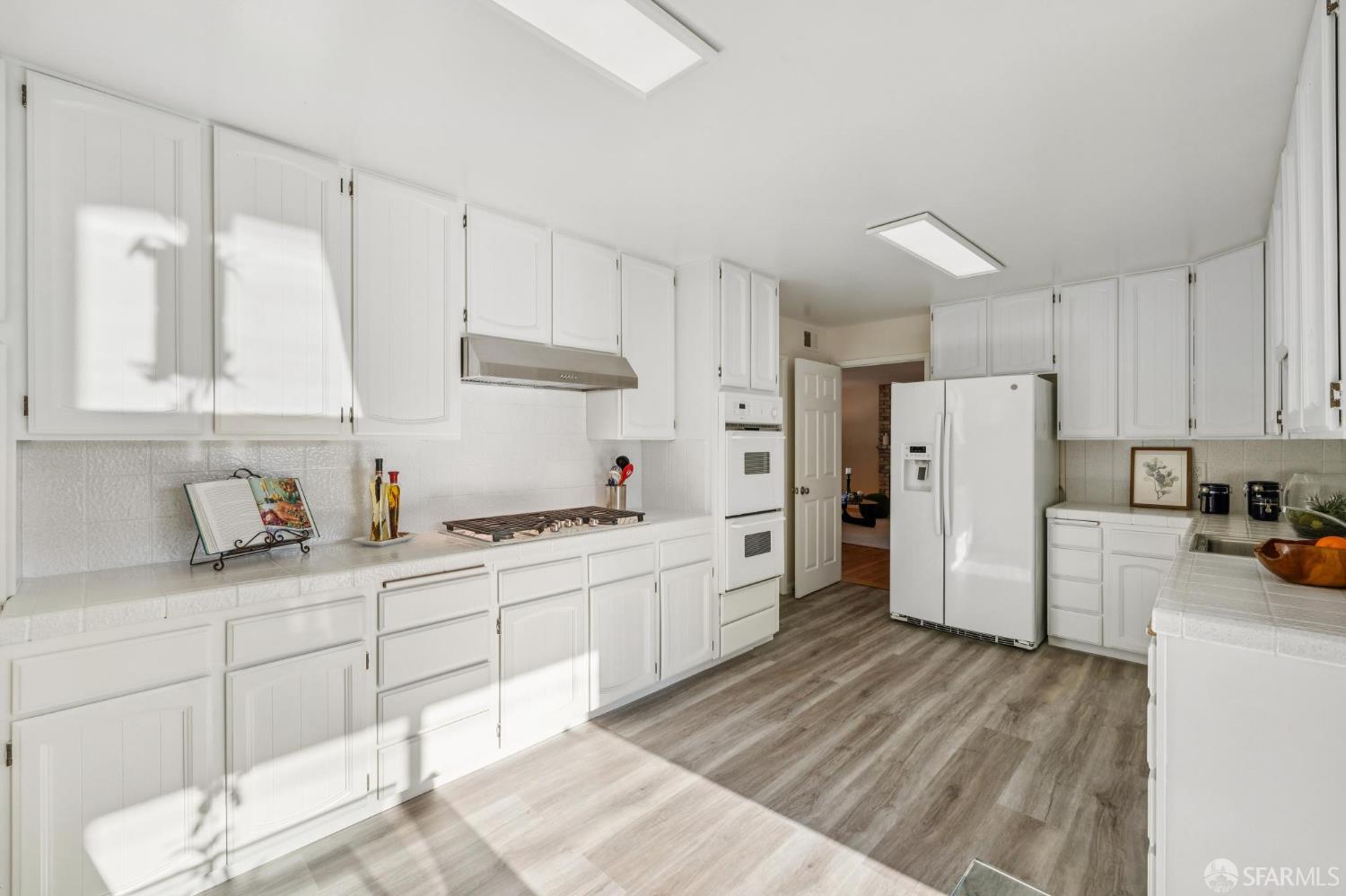 Detail Gallery Image 13 of 45 For 1231 Edgewood Way, South San Francisco,  CA 94080 - 3 Beds | 2 Baths