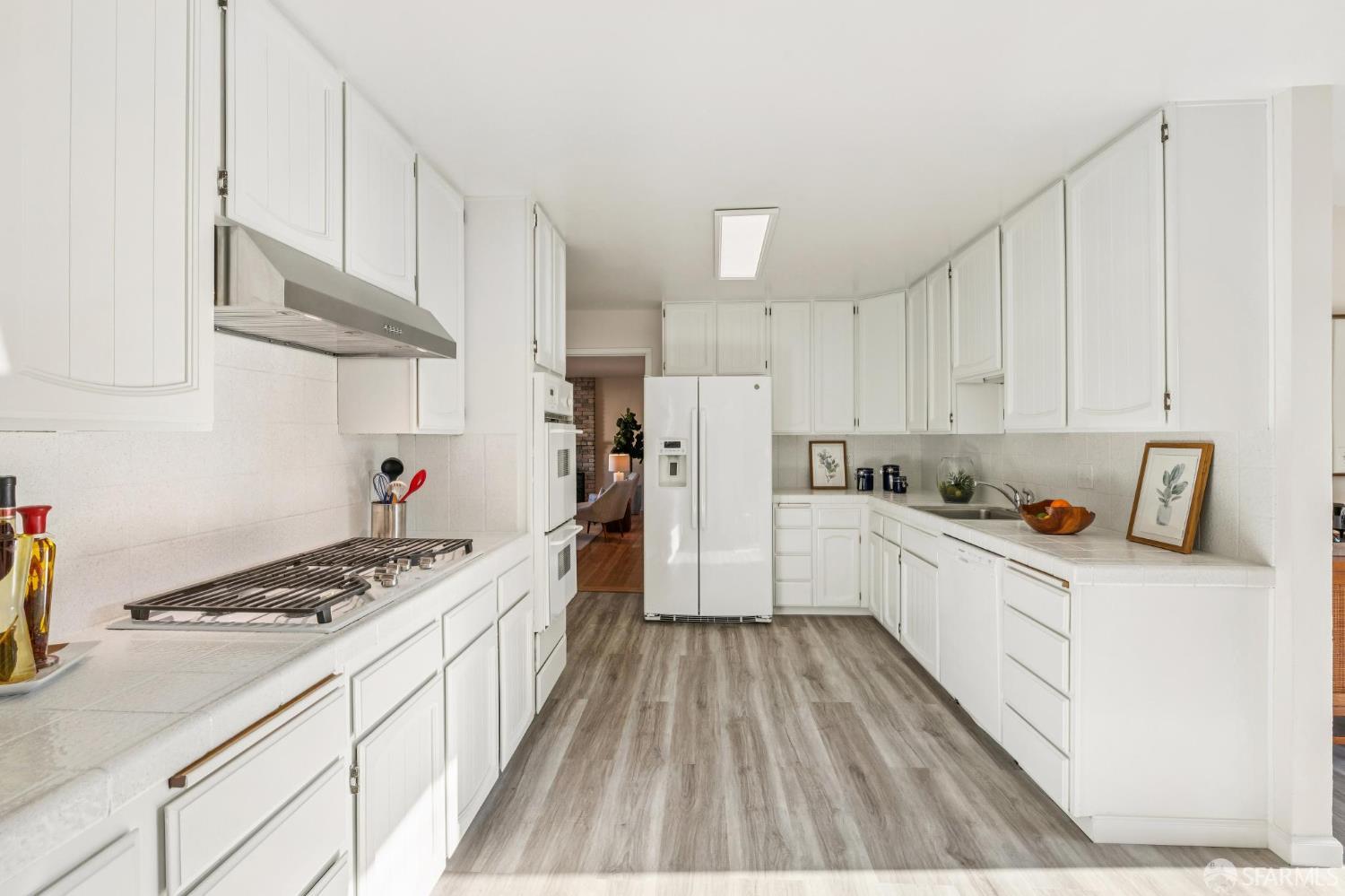 Detail Gallery Image 14 of 45 For 1231 Edgewood Way, South San Francisco,  CA 94080 - 3 Beds | 2 Baths