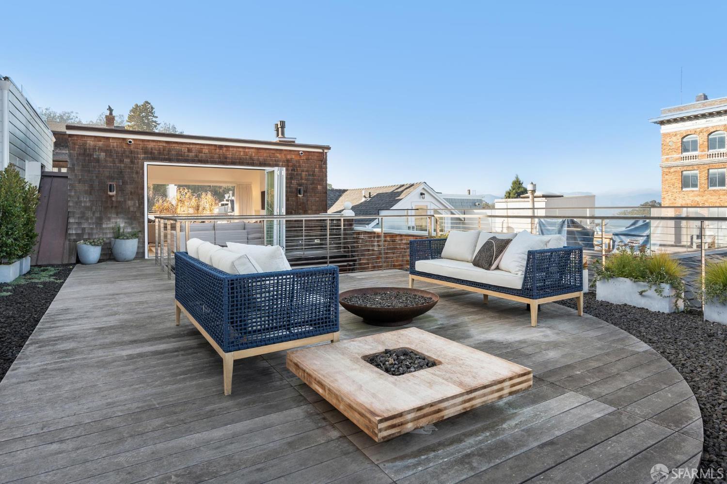 Detail Gallery Image 76 of 86 For 2550 Baker St, San Francisco,  CA 94123 - 5 Beds | 4/1 Baths