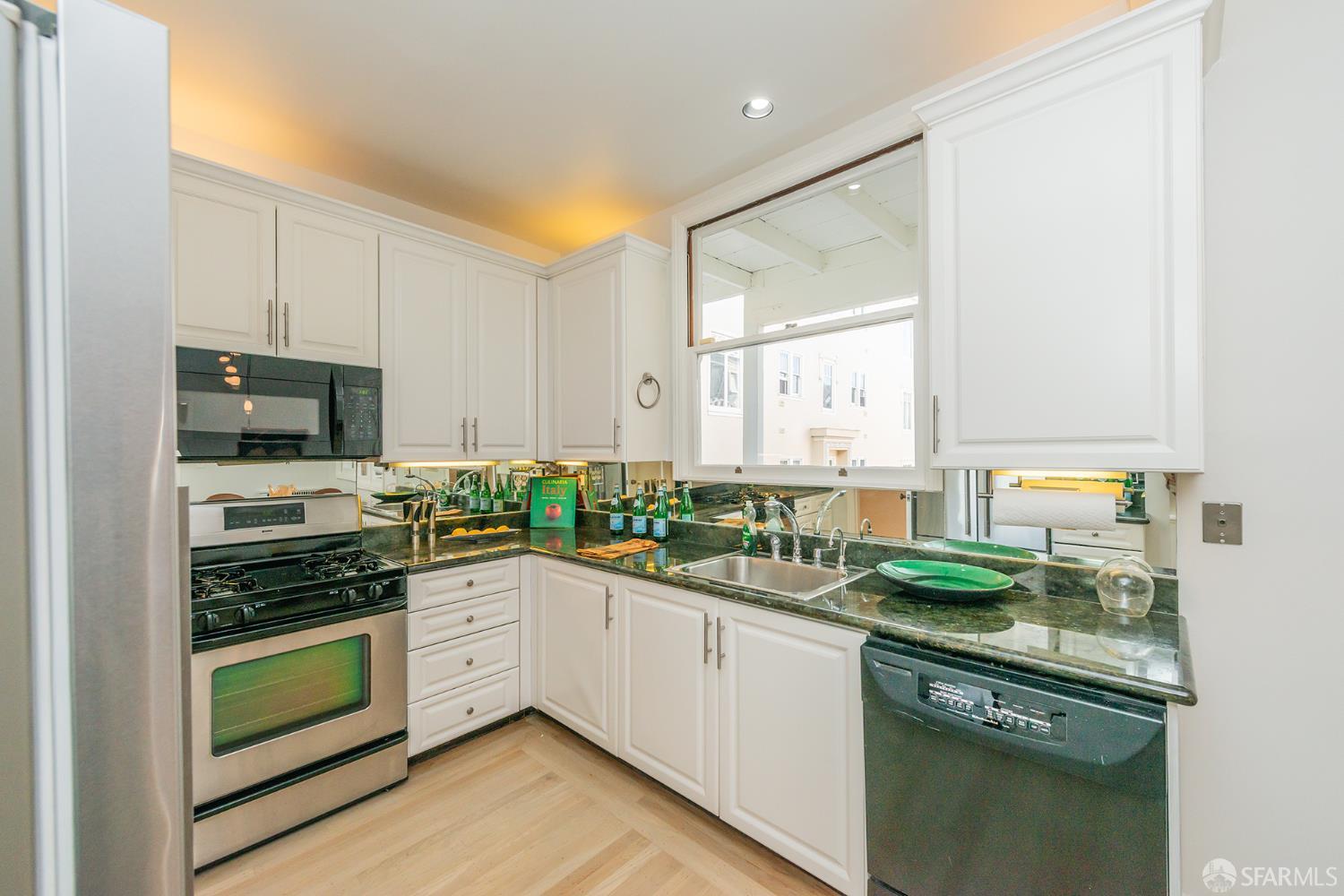 Detail Gallery Image 8 of 27 For 1183 Chestnut St, San Francisco,  CA 94109 - – Beds | – Baths