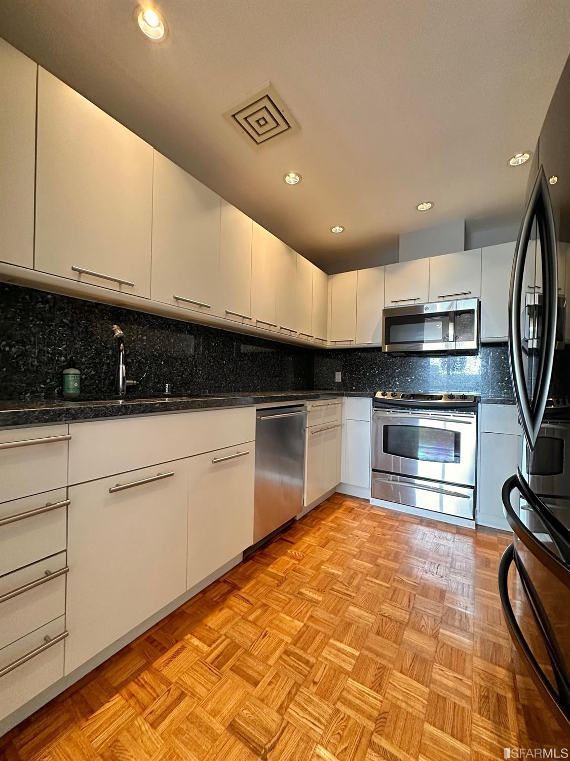 Detail Gallery Image 3 of 22 For 333 Bush St #4003,  San Francisco,  CA 94104 - 2 Beds | 2 Baths