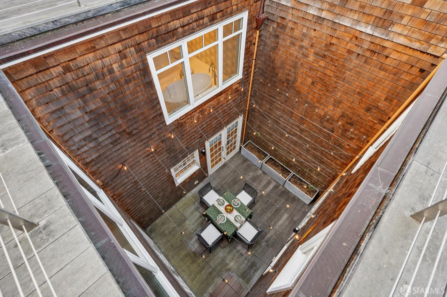 Detail Gallery Image 73 of 86 For 2550 Baker St, San Francisco,  CA 94123 - 5 Beds | 4/1 Baths