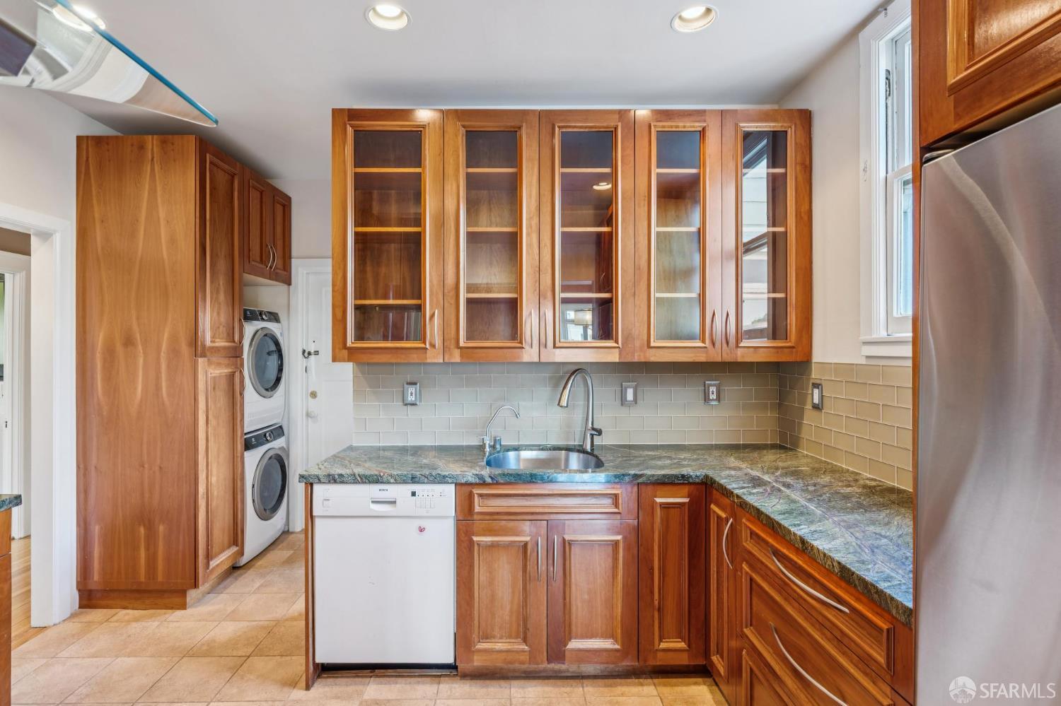 Detail Gallery Image 7 of 25 For 189 Commonwealth Ave #3,  San Francisco,  CA 94118 - 3 Beds | 1/1 Baths