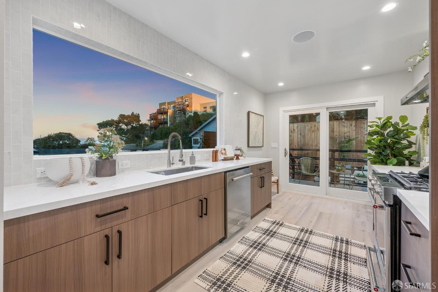 Detail Gallery Image 8 of 92 For 89 Naples St, San Francisco,  CA 94112 - 4 Beds | 3 Baths