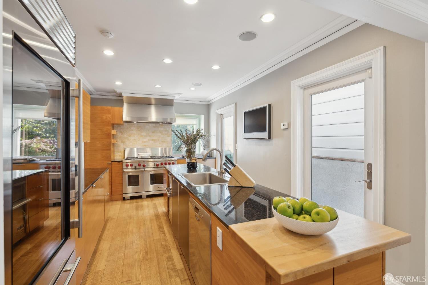 Detail Gallery Image 14 of 71 For 245 Alhambra St, San Francisco,  CA 94123 - 4 Beds | 3/1 Baths