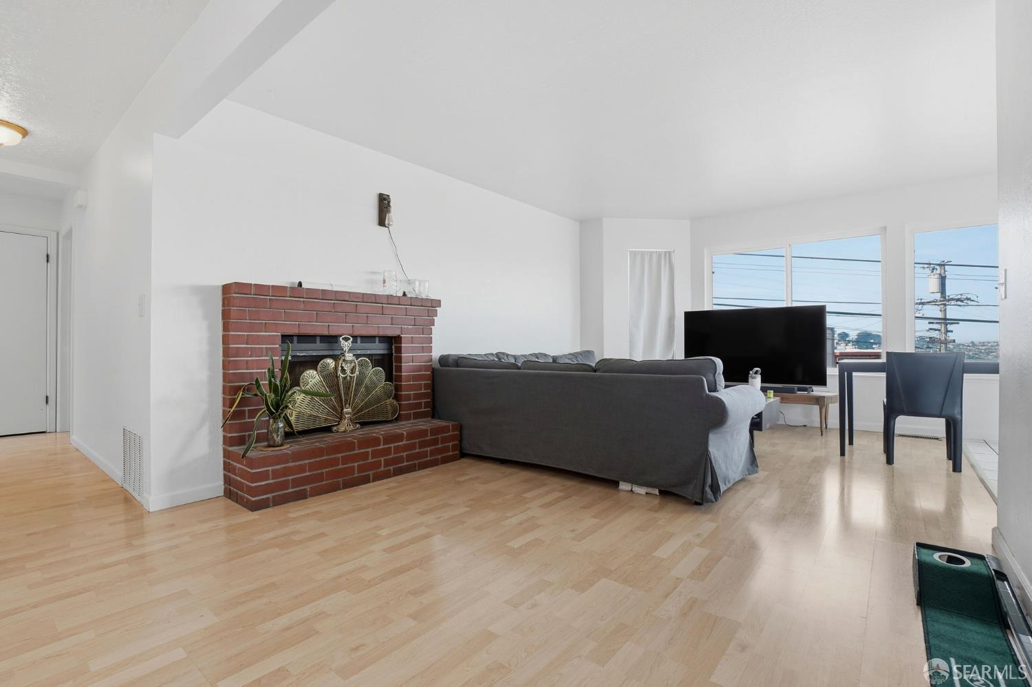 Detail Gallery Image 4 of 38 For 1831 Silliman St, San Francisco,  CA 94134 - 4 Beds | 3 Baths