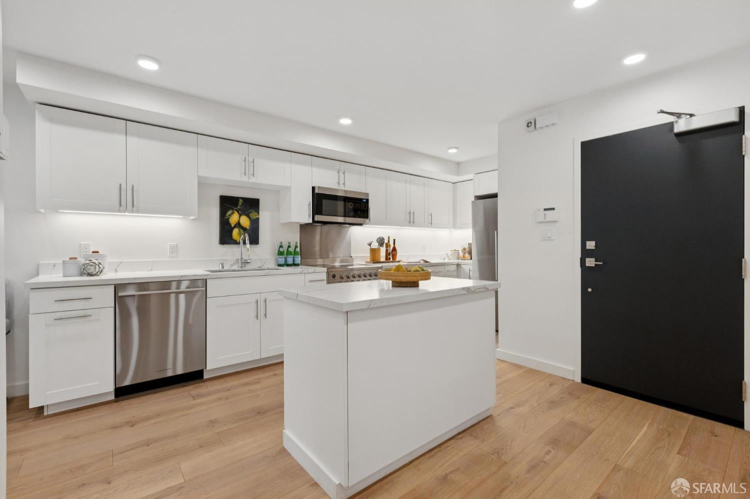 Detail Gallery Image 4 of 62 For 1624 Larkin St #4,  San Francisco,  CA 94109 - 1 Beds | 1 Baths