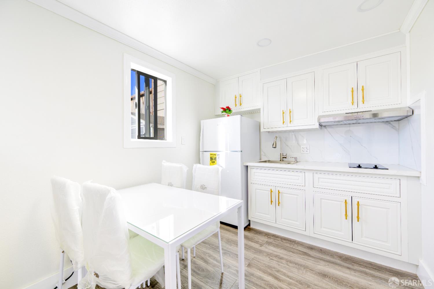 Detail Gallery Image 5 of 37 For 2371 30th Ave, San Francisco,  CA 94116 - 3 Beds | 1 Baths