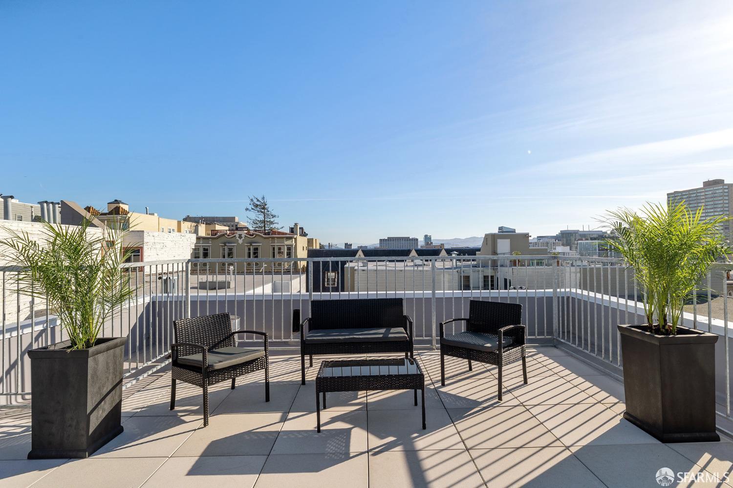 Detail Gallery Image 48 of 62 For 1624 Larkin St #4,  San Francisco,  CA 94109 - 1 Beds | 1 Baths