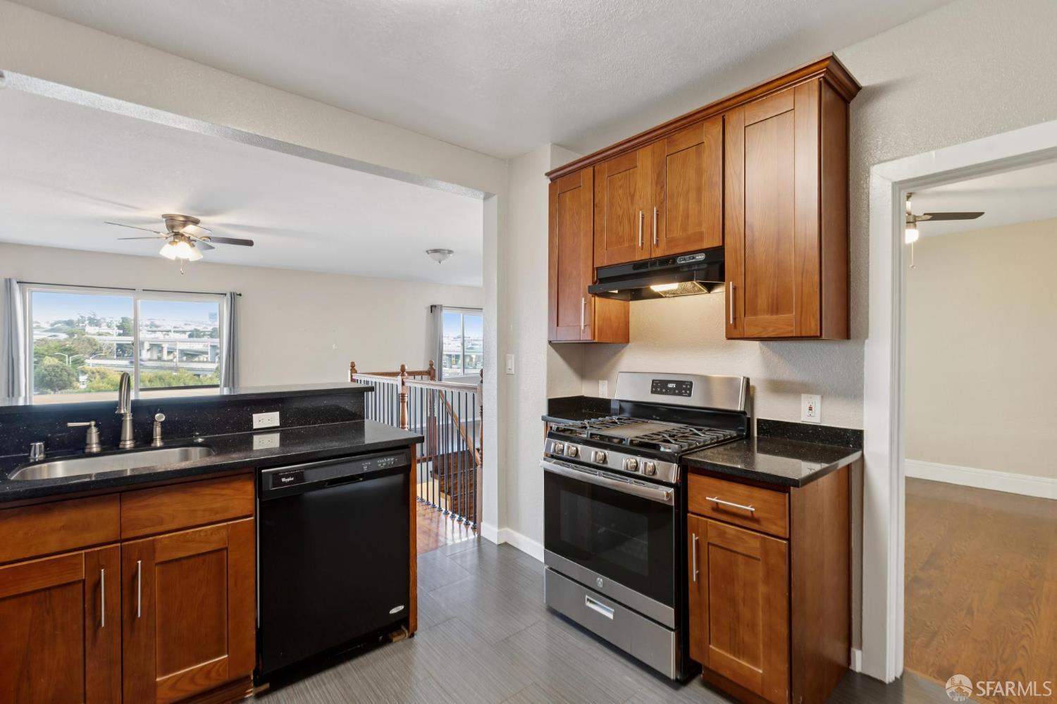 Detail Gallery Image 9 of 25 For 517 Nevada St, San Francisco,  CA 94110 - 4 Beds | 2 Baths