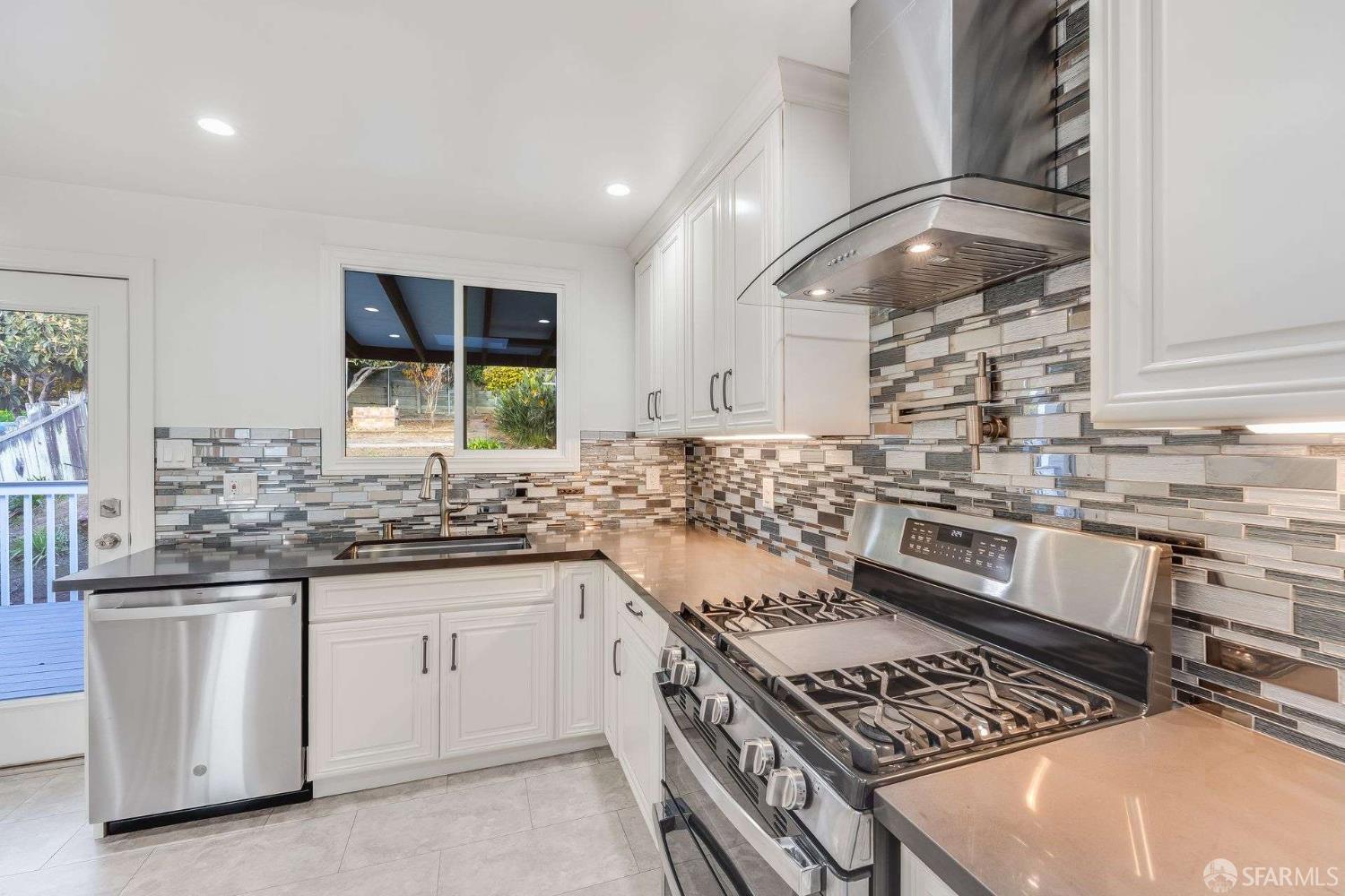 Detail Gallery Image 9 of 34 For 66 Arleta Ave, San Francisco,  CA 94134 - 2 Beds | 2 Baths