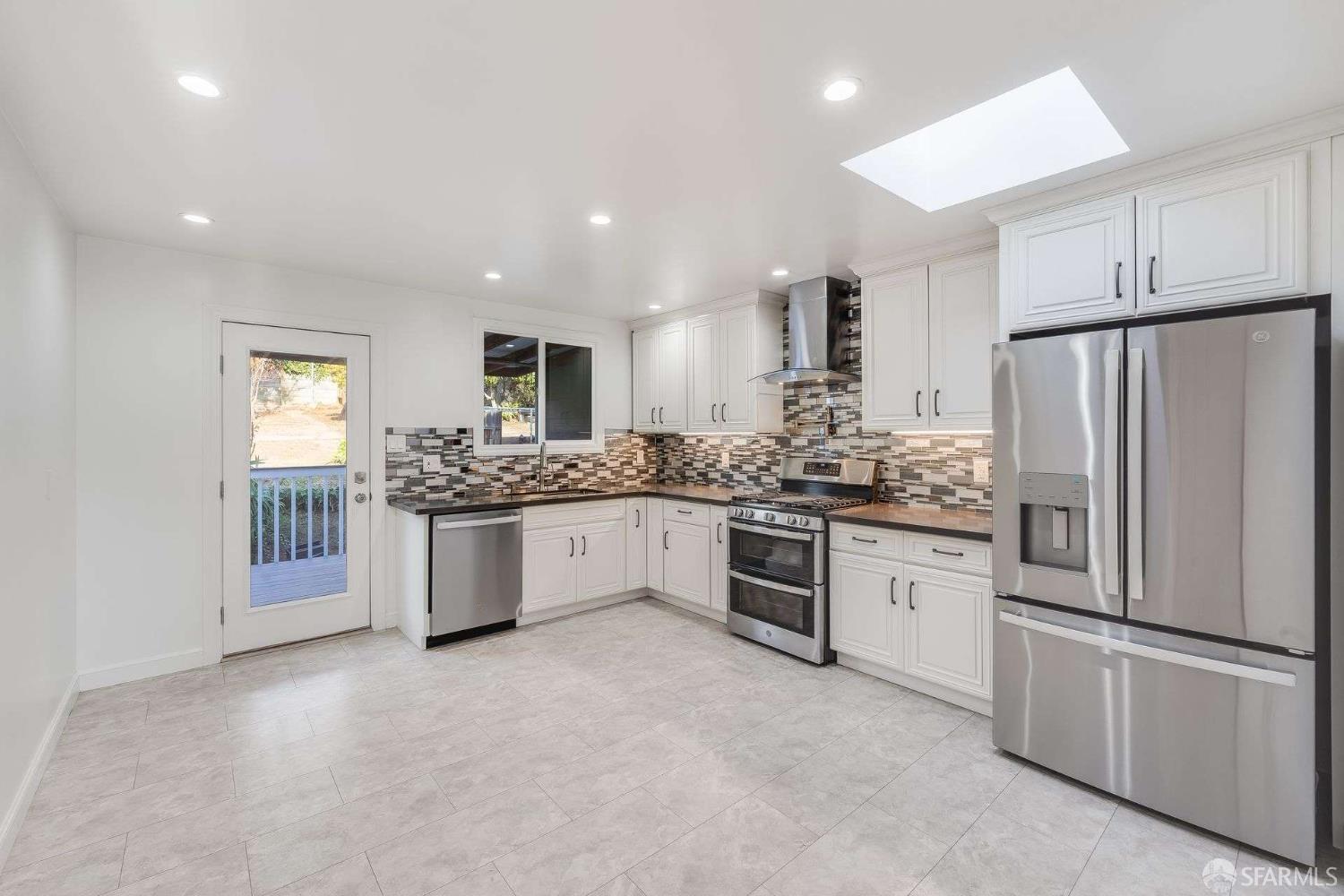 Detail Gallery Image 7 of 34 For 66 Arleta Ave, San Francisco,  CA 94134 - 2 Beds | 2 Baths