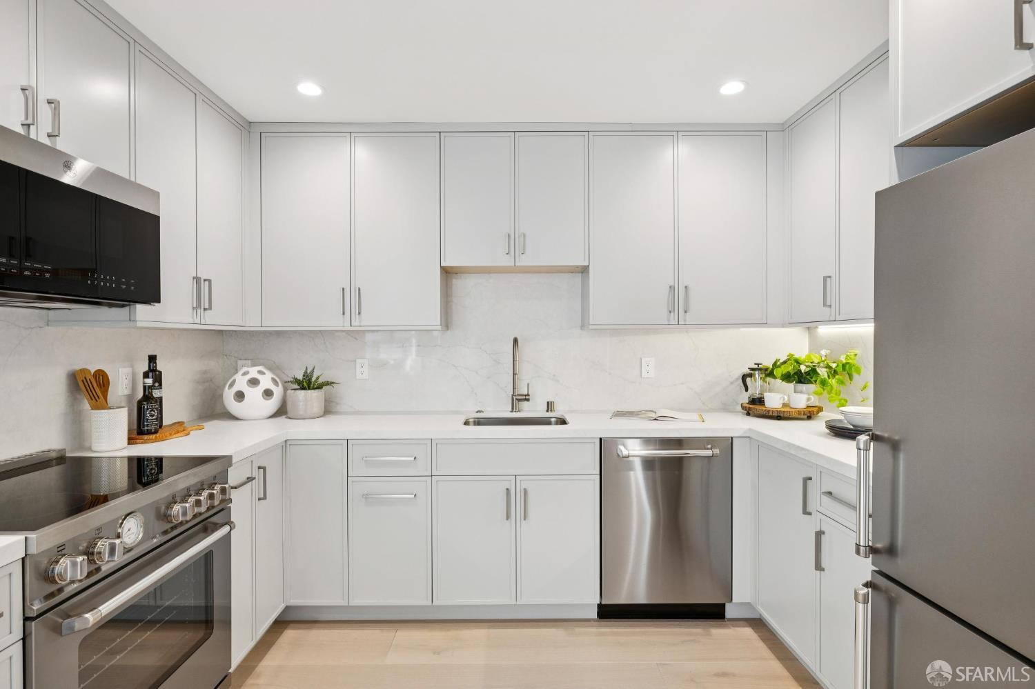 Detail Gallery Image 4 of 19 For 505 Grand View Ave #6,  San Francisco,  CA 94114 - 2 Beds | 1 Baths