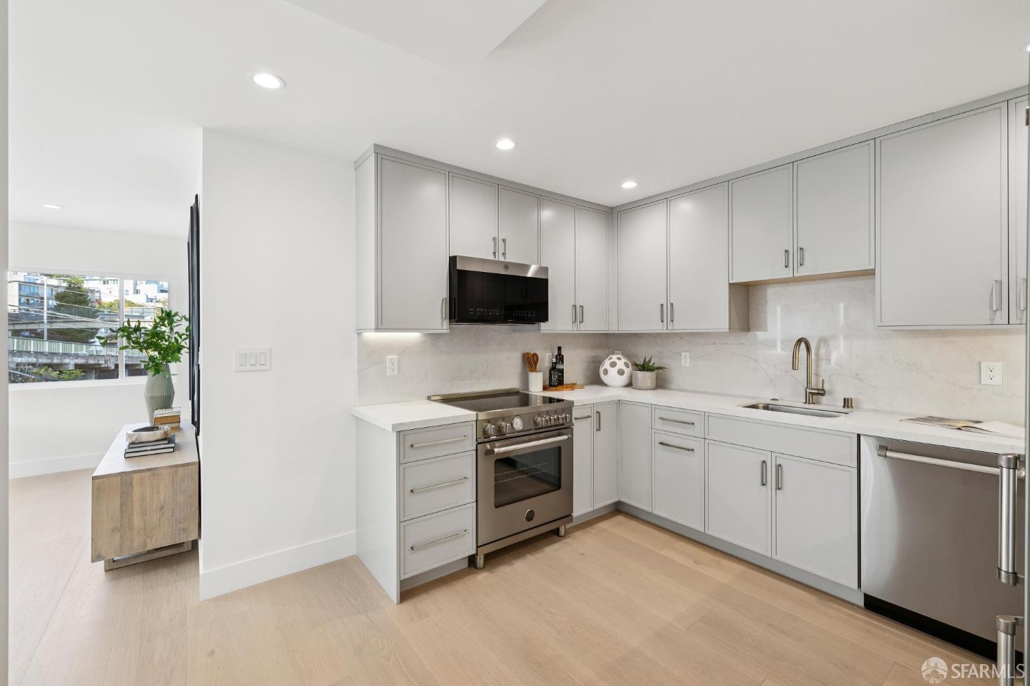 Detail Gallery Image 7 of 19 For 505 Grand View Ave #6,  San Francisco,  CA 94114 - 2 Beds | 1 Baths