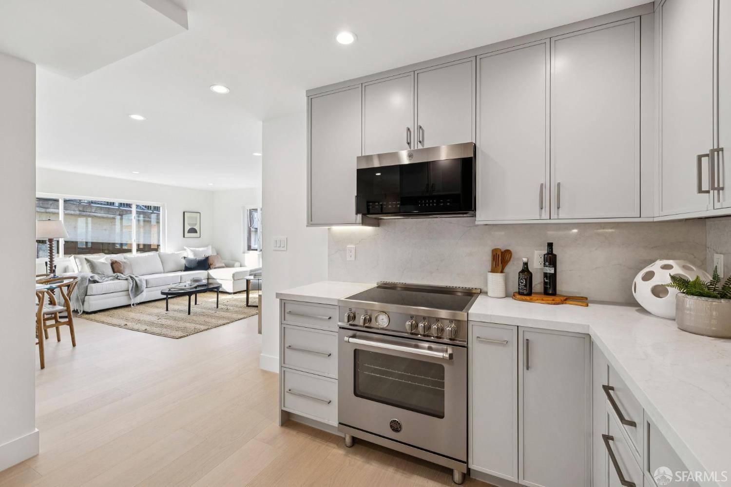 Detail Gallery Image 8 of 19 For 505 Grand View Ave #6,  San Francisco,  CA 94114 - 2 Beds | 1 Baths