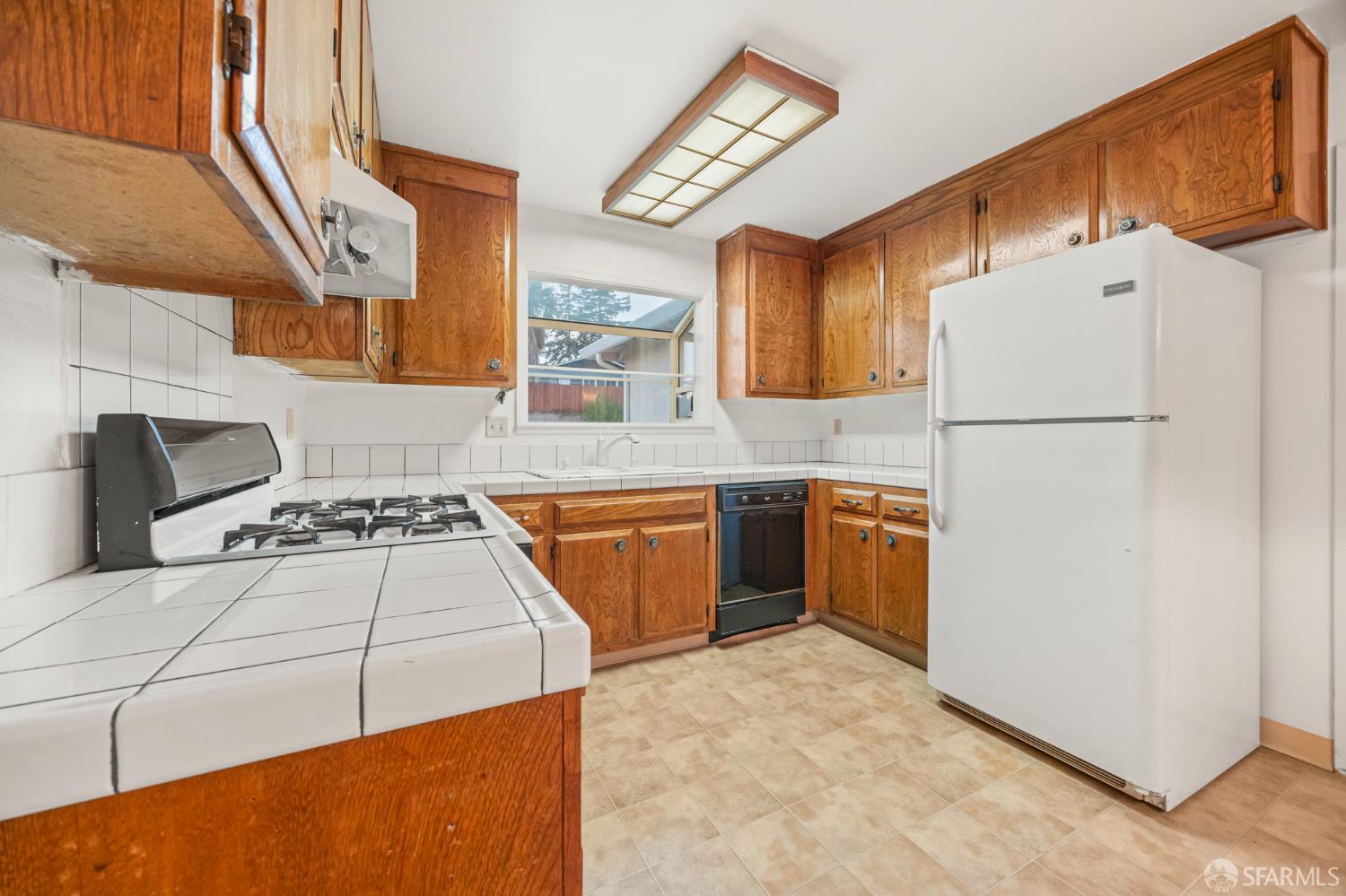 Detail Gallery Image 3 of 25 For 1202 Alamo Way, Pittsburg,  CA 94565 - 4 Beds | 2 Baths