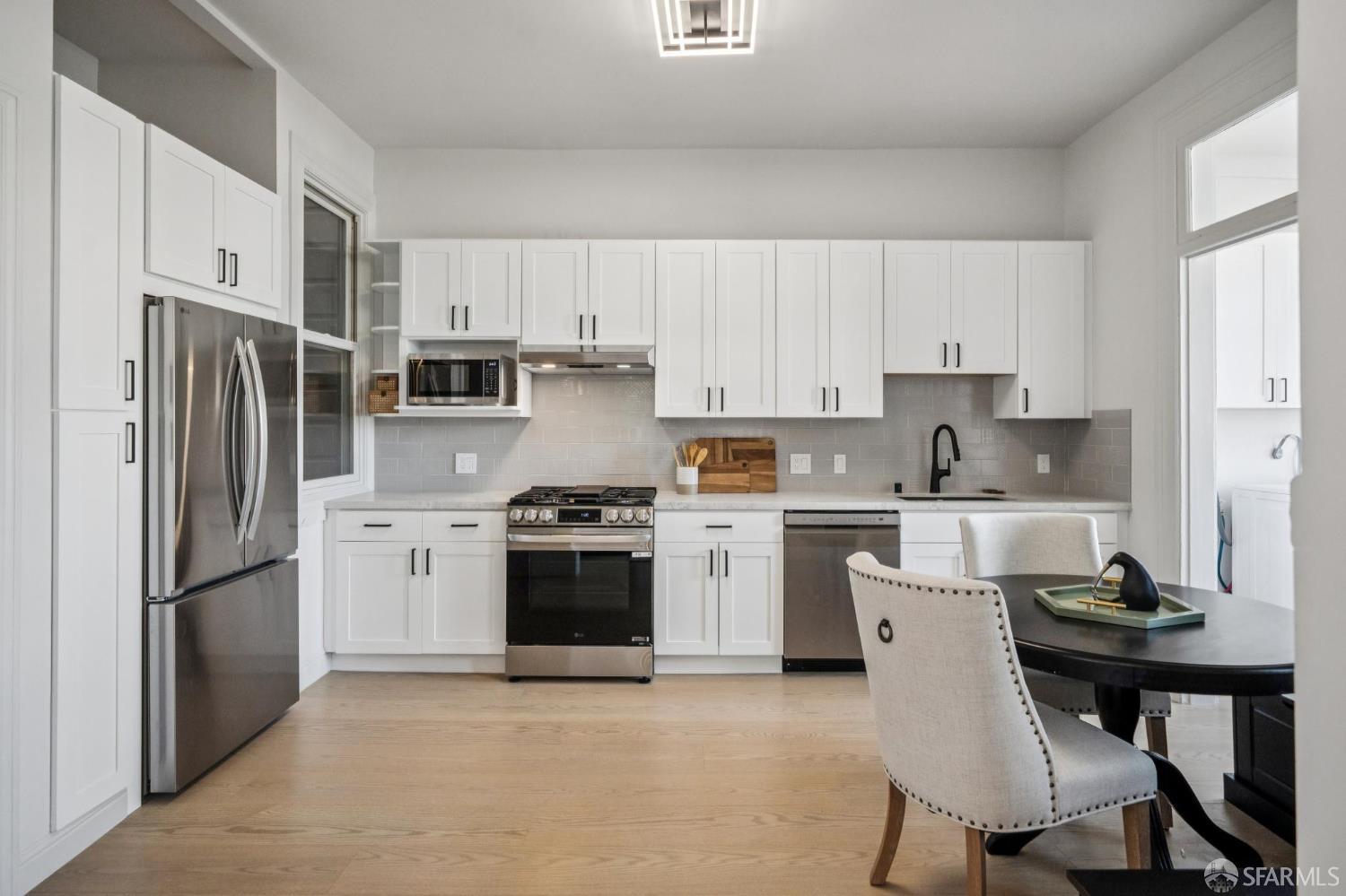 Detail Gallery Image 3 of 26 For 782 Green St, San Francisco,  CA 94133 - 3 Beds | 1 Baths