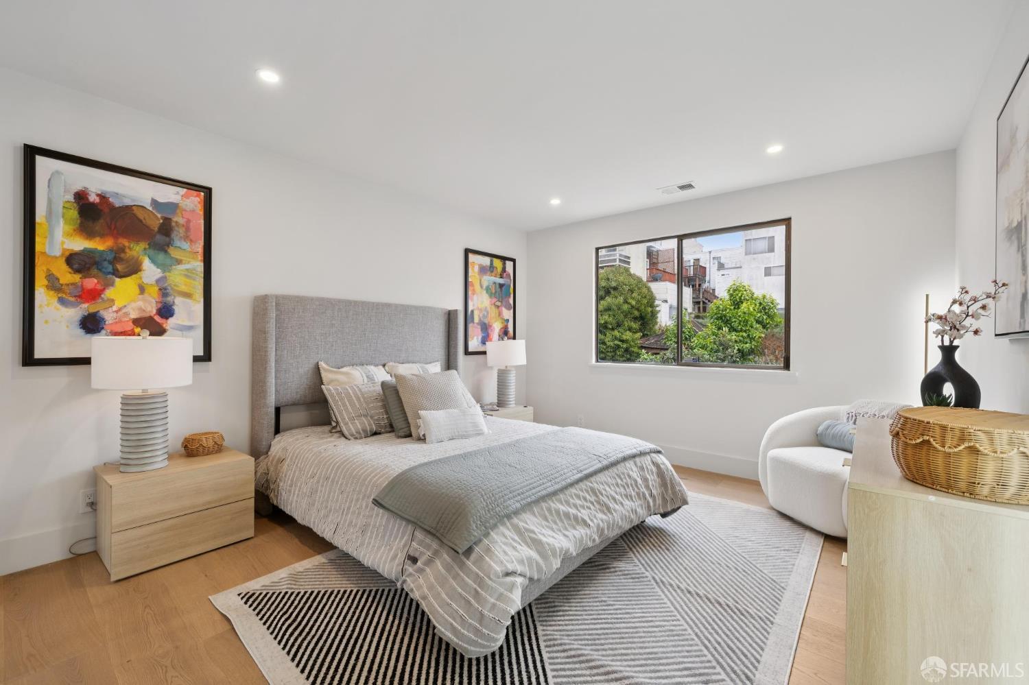 Detail Gallery Image 16 of 32 For 1371 Broadway St, San Francisco,  CA 94109 - 5 Beds | 3/1 Baths