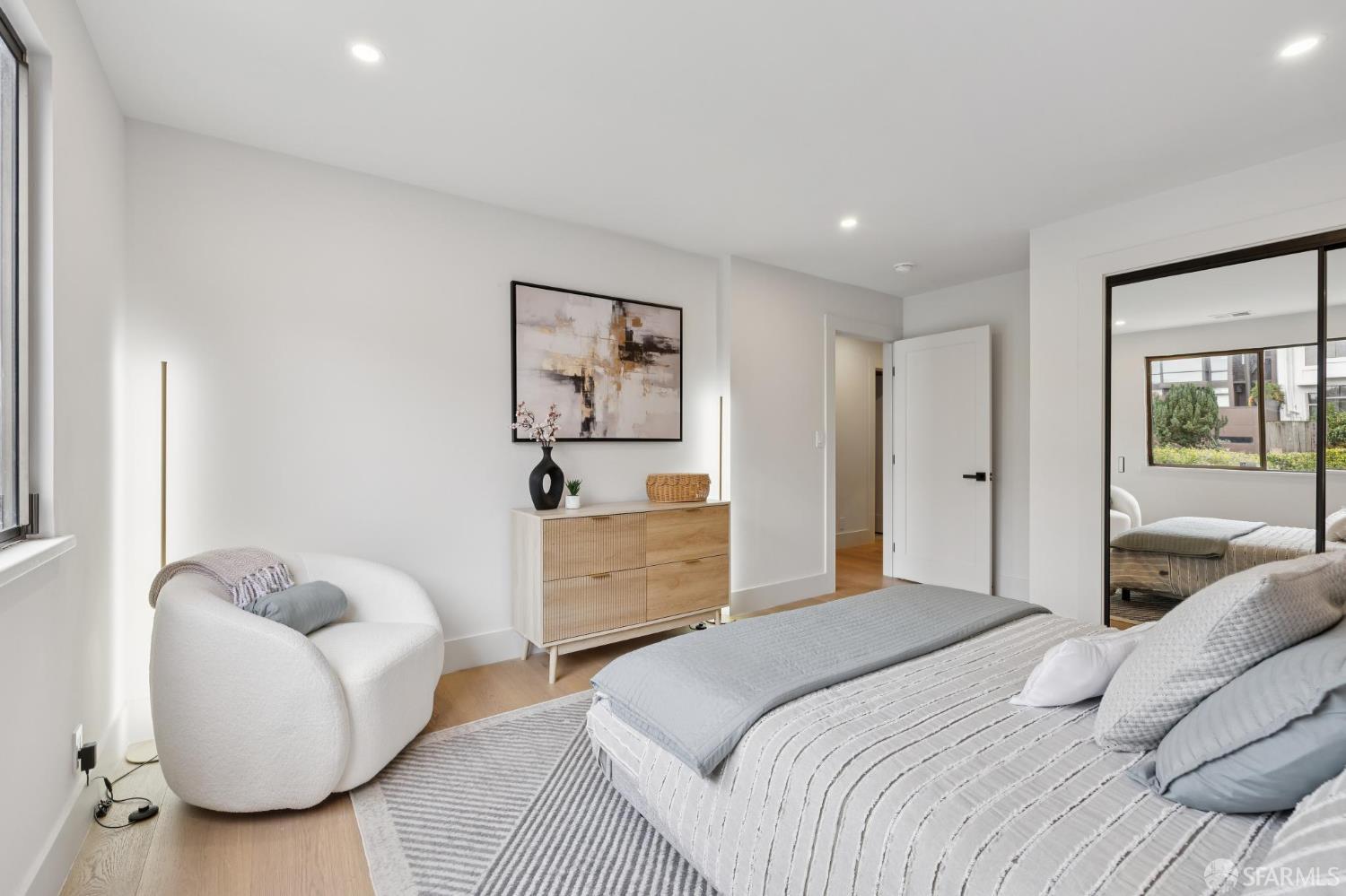 Detail Gallery Image 17 of 32 For 1371 Broadway St, San Francisco,  CA 94109 - 5 Beds | 3/1 Baths