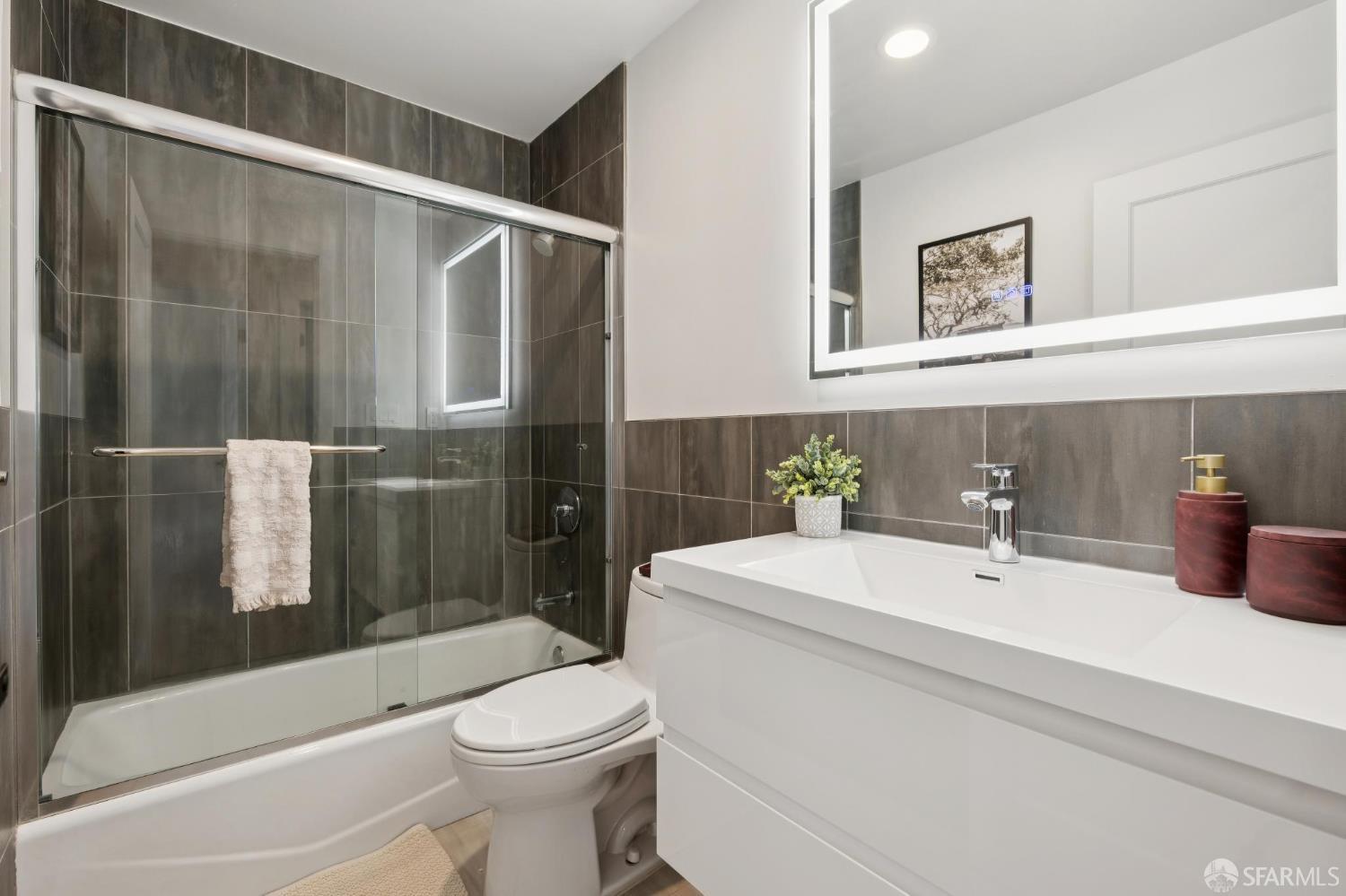 Detail Gallery Image 14 of 32 For 1371 Broadway St, San Francisco,  CA 94109 - 5 Beds | 3/1 Baths