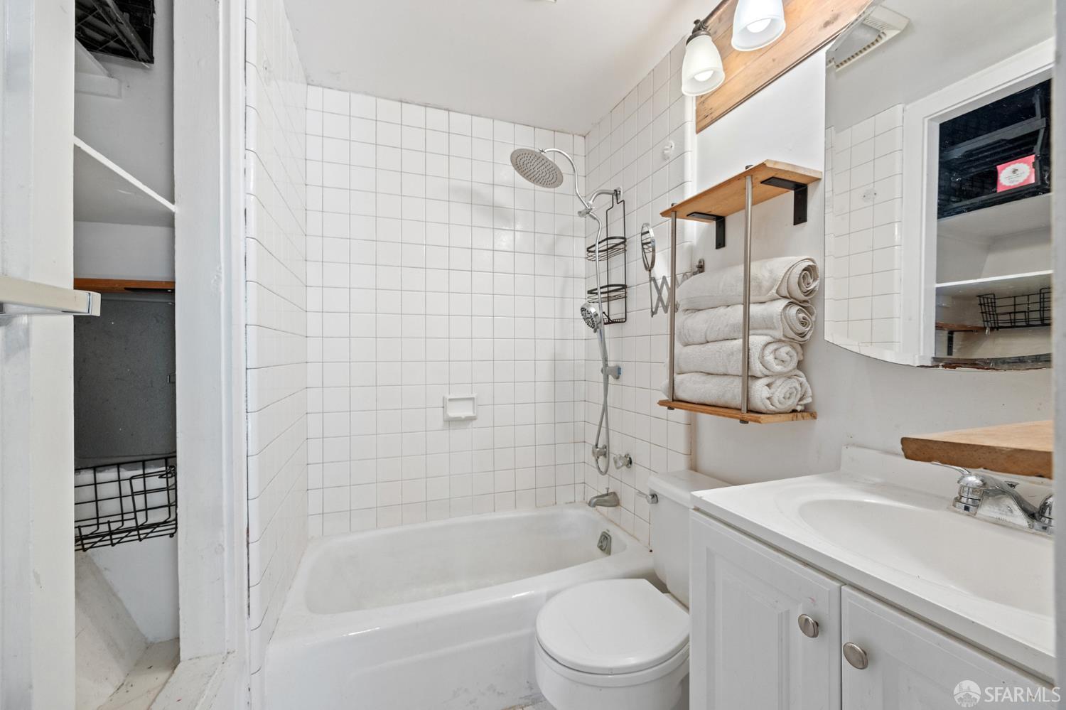 Detail Gallery Image 8 of 18 For 5630 Moraga Ave, Piedmont,  CA 94611 - 2 Beds | 1 Baths