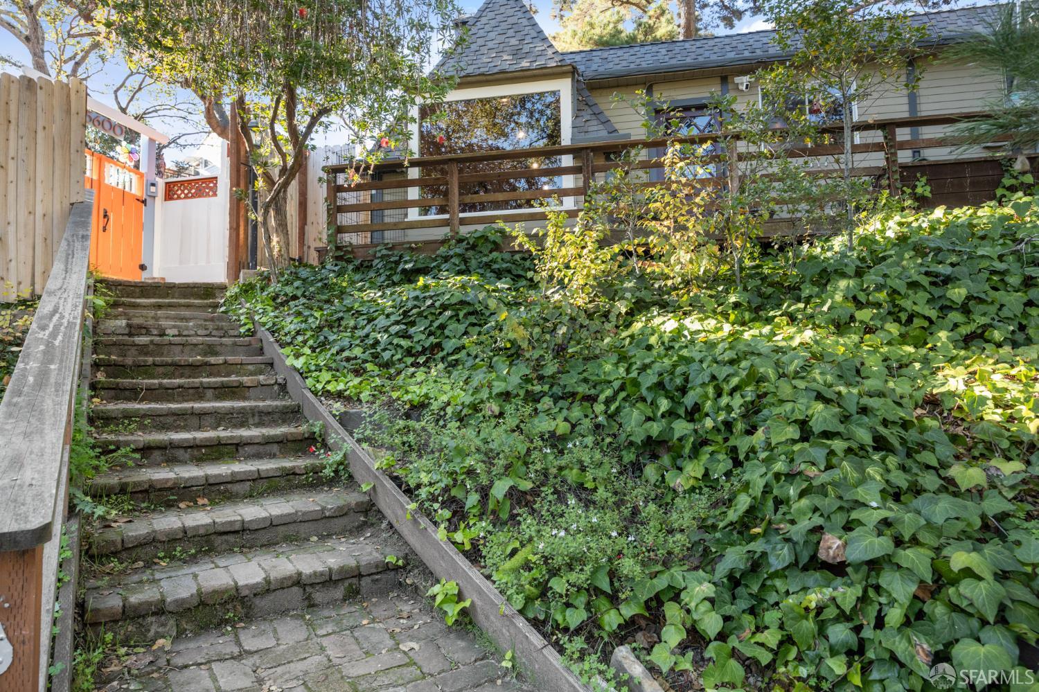 Detail Gallery Image 13 of 18 For 5630 Moraga Ave, Piedmont,  CA 94611 - 2 Beds | 1 Baths