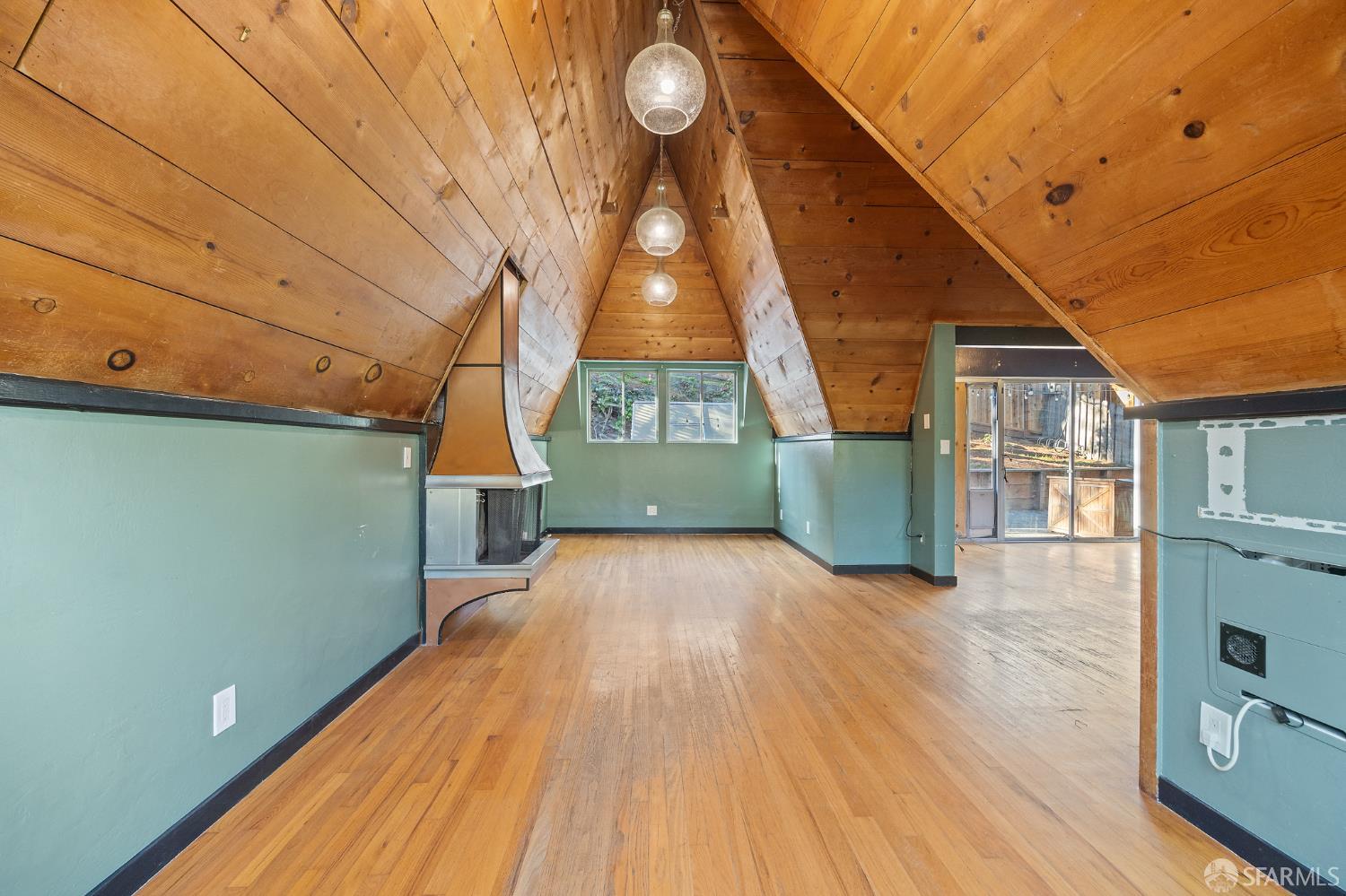 Detail Gallery Image 3 of 18 For 5630 Moraga Ave, Piedmont,  CA 94611 - 2 Beds | 1 Baths